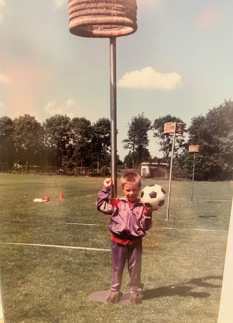Jan Willem als kind, met een bal in de hand onder een korfbalpaal